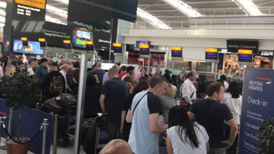 Χάος στα αεροδρόμια Heathrow και Gatwick – “Έπεσε” το ηλεκτρονικό σύστημα της British Airways – ΦΩΤΟ