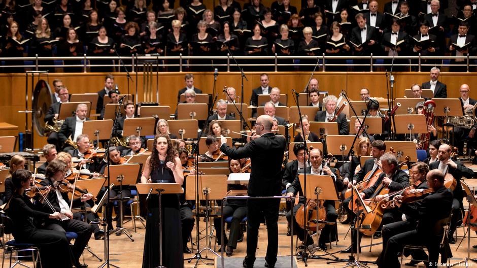 Συγκλονιστική συναυλία αφιερωμένη στον Μίκη Θεοδωράκη στο Ντίσελντορφ