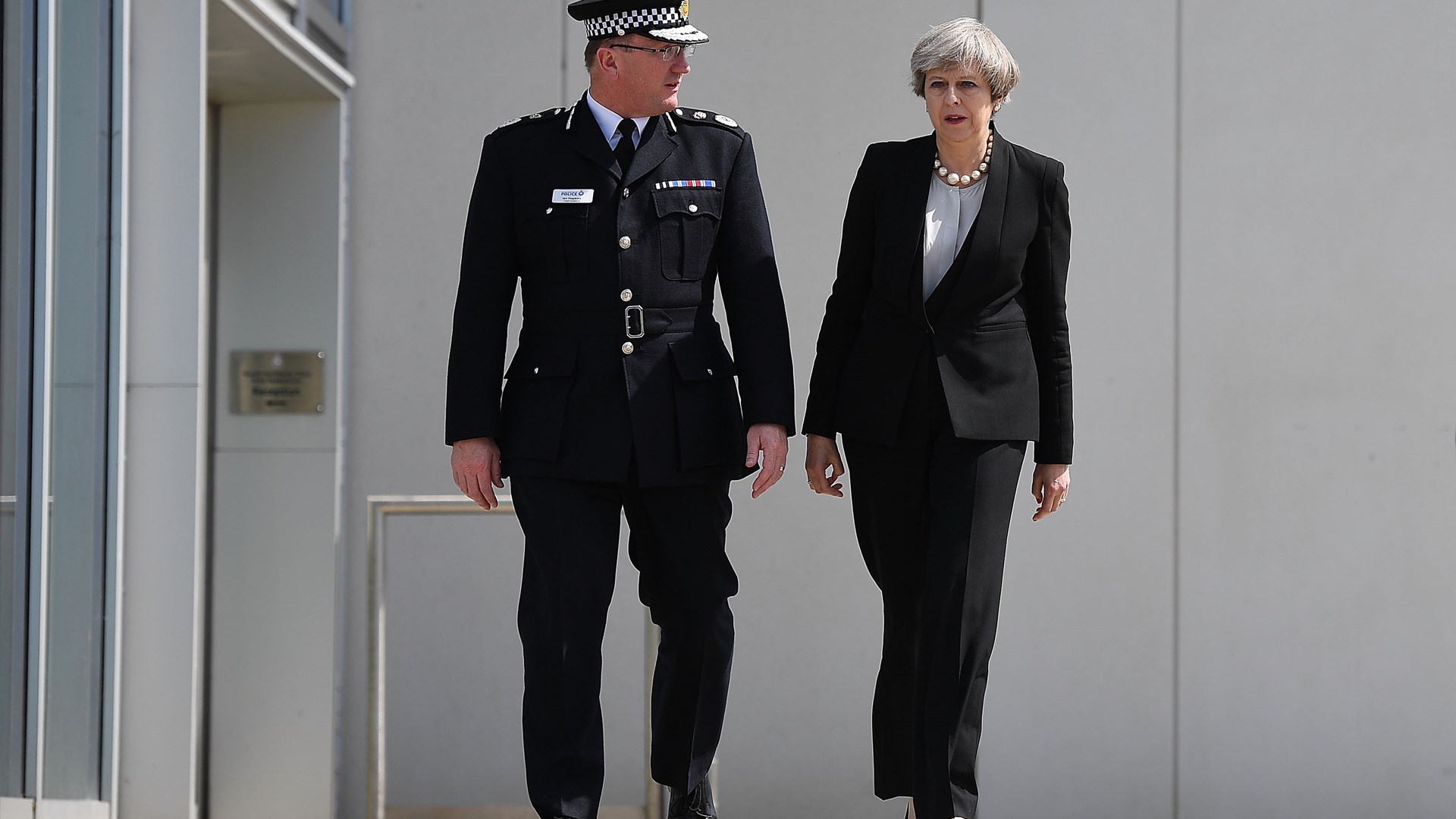 Βρετανία: Μειώθηκε σημαντικά το προβάδισμα των Συντηρητικών μετά τη σφαγή στο Μάντσεστερ