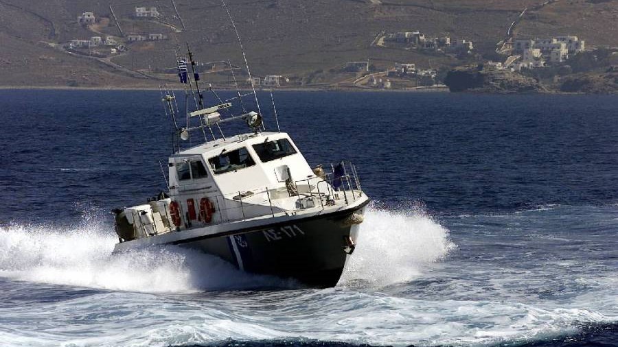 Έρευνες δυτικά της Πύλου για τον εντοπισμό σκάφους με πρόσφυγες