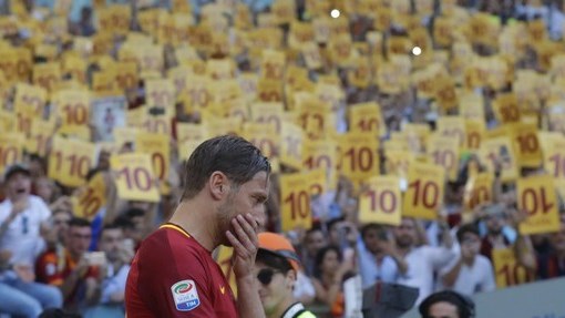 Ο τελευταίος γύρος του θριάμβου – Δάκρυα στο “αντίο” του εμβληματικού αρχηγού – ΒΙΝΤΕΟ ΚΑΙ ΦΩΤΟ