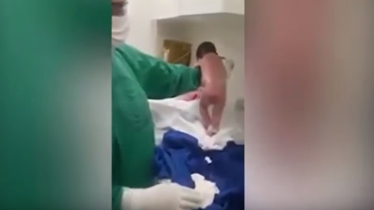 Νεογέννητο περπατά λίγο μετά τη γέννησή του – ΒΙΝΤΕΟ