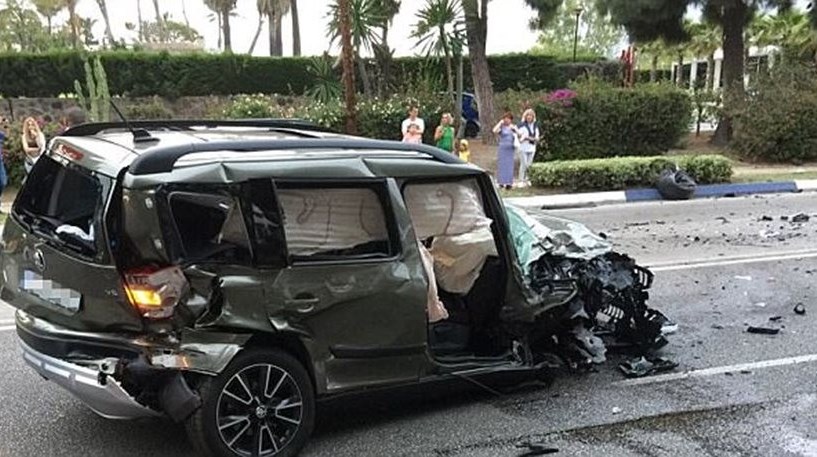 Βίντεο – σοκ: Οδηγεί «κυνηγώντας» πεζούς και πέφτει πάνω τους