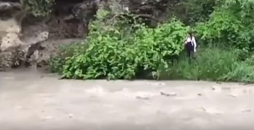 ΒΙΝΤΕΟ-σοκ με 15χρονη να πέφτει σε ορμητικό ποτάμι για τη “Μπλε Φάλαινα”