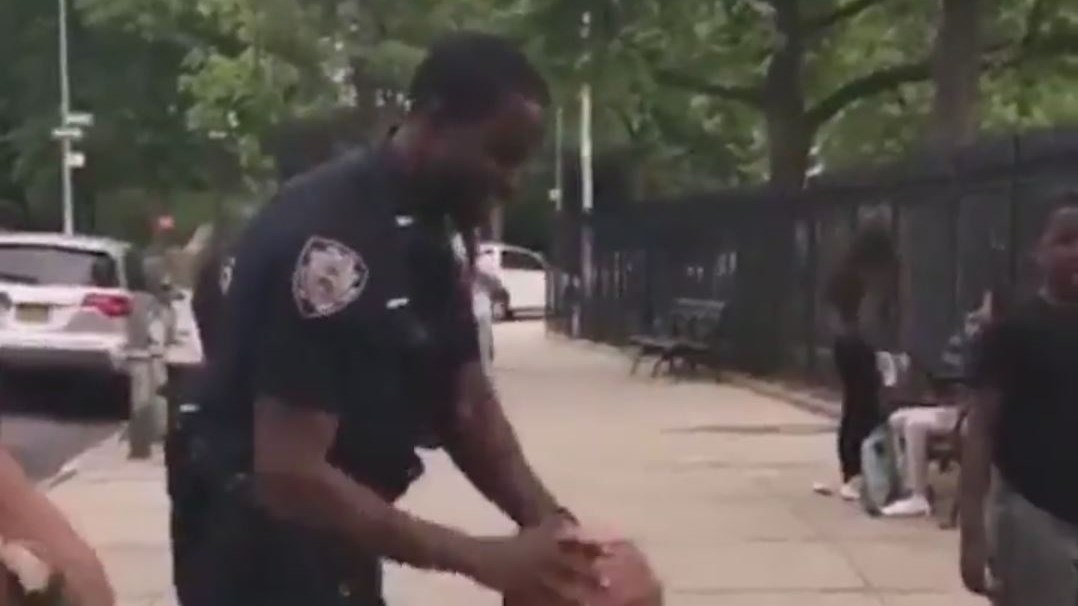 Ο αστυνομικός που μιμήθηκε… τον Κάρι – ΒΙΝΤΕΟ