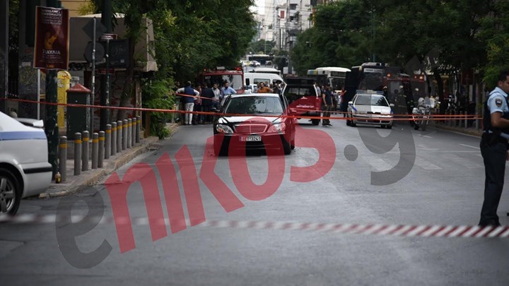 Παρατημένο για ώρες στο πεζοδρόμιο έξω από το σπίτι του Παπαδήμου το τρομο-δέμα