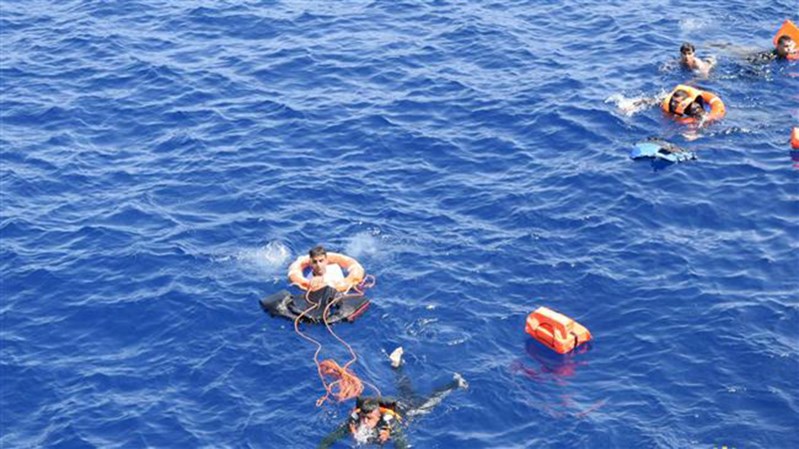 Ναυάγιο ανοικτά της Λιβύης – 30 πρόσφυγες νεκροί