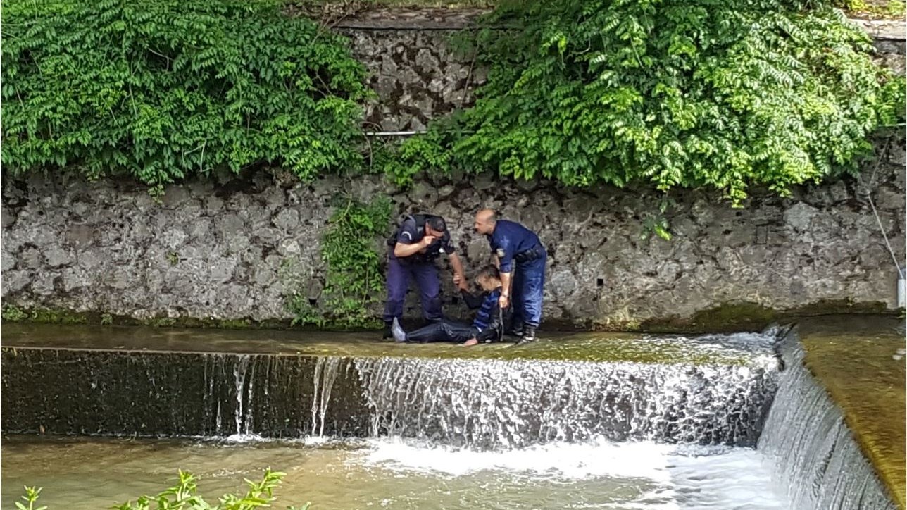 Άνδρας έπεσε στον Ληθαίο ποταμό – ΒΙΝΤΕΟ – ΦΩΤΟ