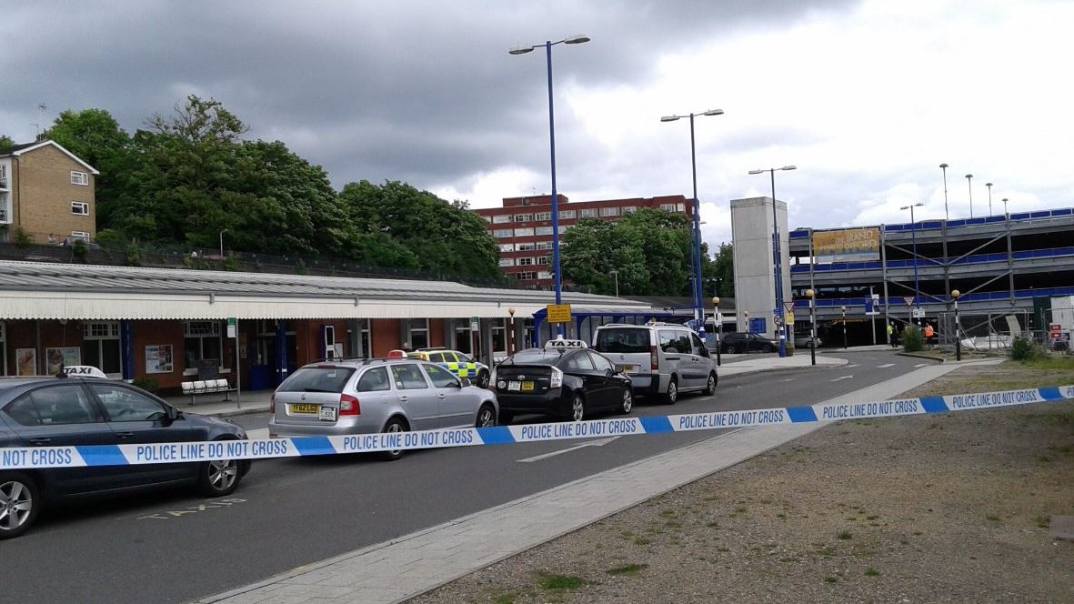 Συναγερμός σε σιδηροδρομικό σταθμό κοντά στο Λονδίνο – ΤΩΡΑ