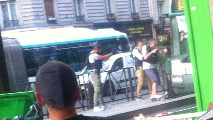 Οι πρώτες εικόνες από το σημείο, όπου νεαροί απειλούν να ανατινάξουν λεωφορείο