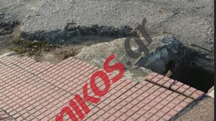 Τεράστια τρύπα σε πεζοδρόμιο στην Κόρινθο – Δείτε τη ΦΩΤΟ αναγνώστη