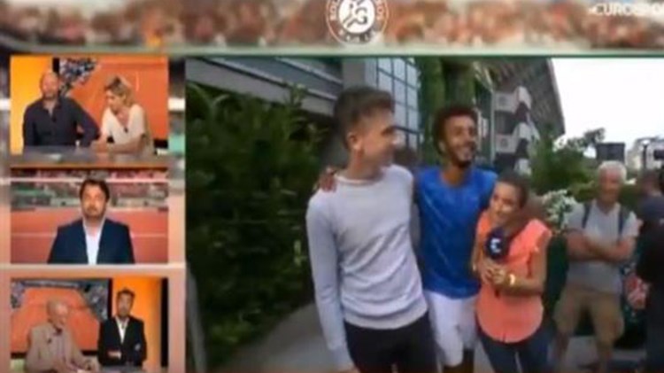 Νεαρή ρεπόρτερ δέχθηκε on air σεξουαλική επίθεση από τενίστα  στο Ρολάν Γκαρός – ΒΙΝΤΕΟ