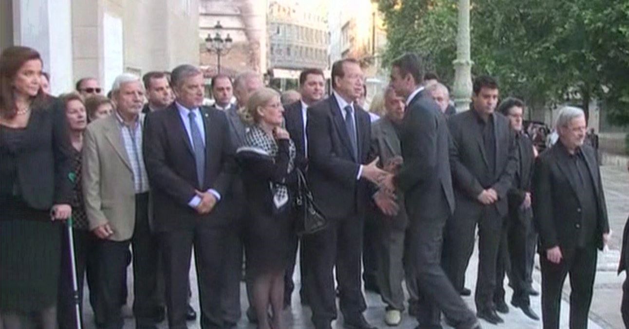 Στη Μητρόπολη Αθηνών ο Κυριάκος Μητσοτάκης και η Ντόρα Μπακογιάννη για το “τελευταίο αντίο” στον Κωνσταντίνο Μητσοτάκη – ΦΩΤΟ – ΤΩΡΑ