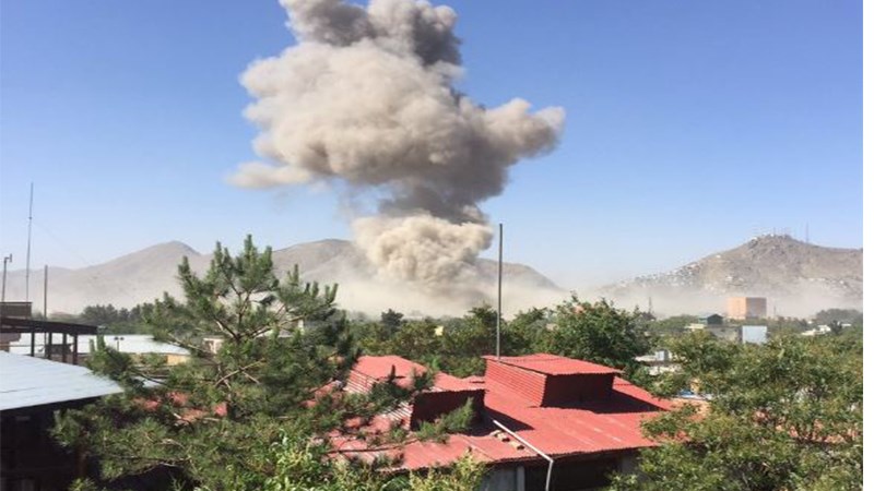 Ισχυρή έκρηξη στην Καμπούλ κοντά στην περιοχή που βρίσκονται οι ξένες πρεσβείες – ΤΩΡΑ – ΦΩΤΟ