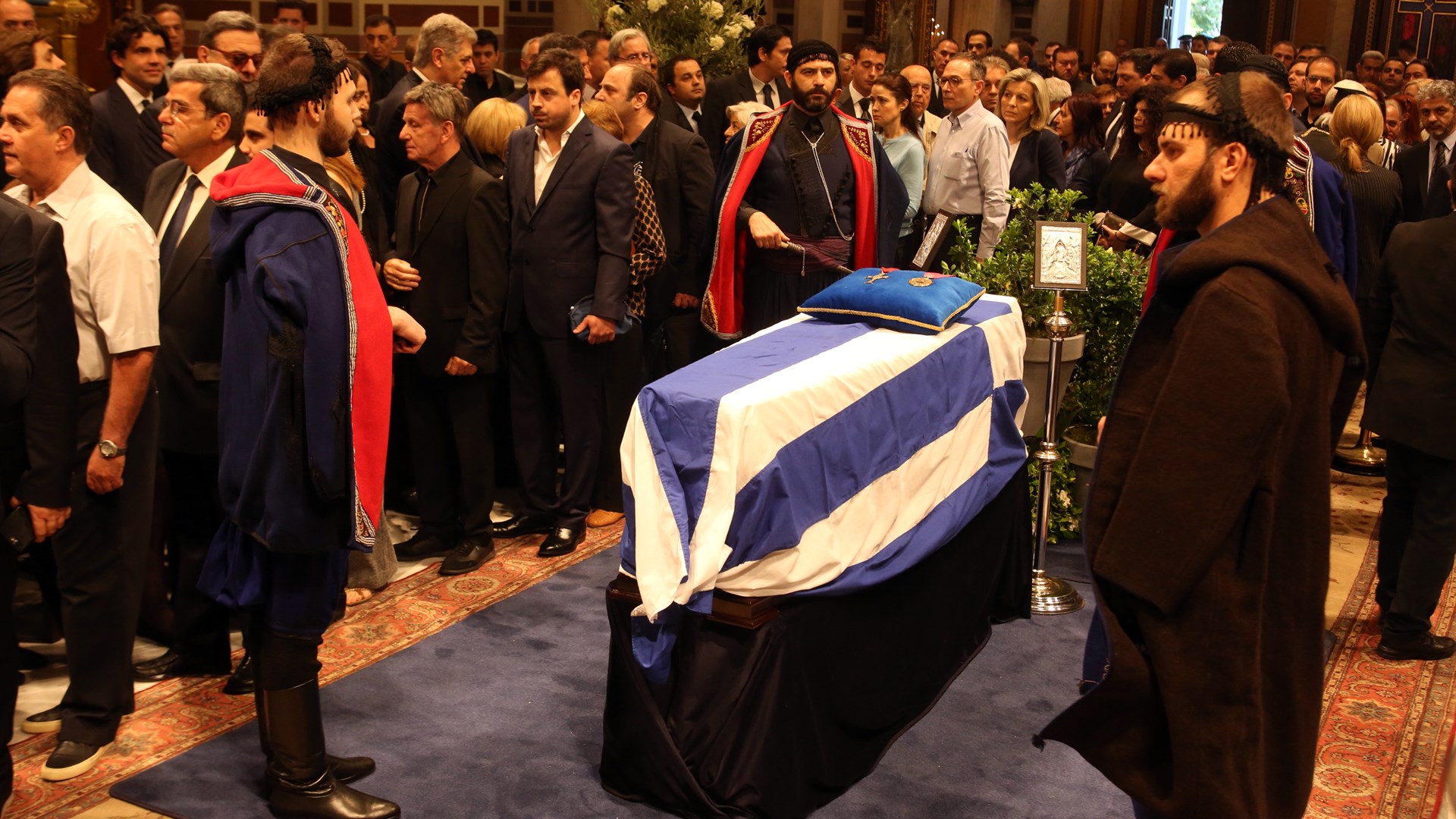 Συγκίνηση στη Μητρόπολη Αθηνών για τον Κωνσταντίνο Μητσοτάκη – ΦΩΤΟ