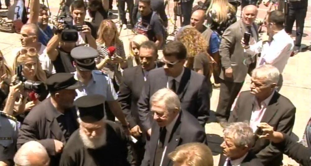 Ο τέως βασιλιάς Κωνσταντίνος στην εξόδιο ακολουθία για τον Κωνσταντίνο Μητσοτάκη – ΒΙΝΤΕΟ