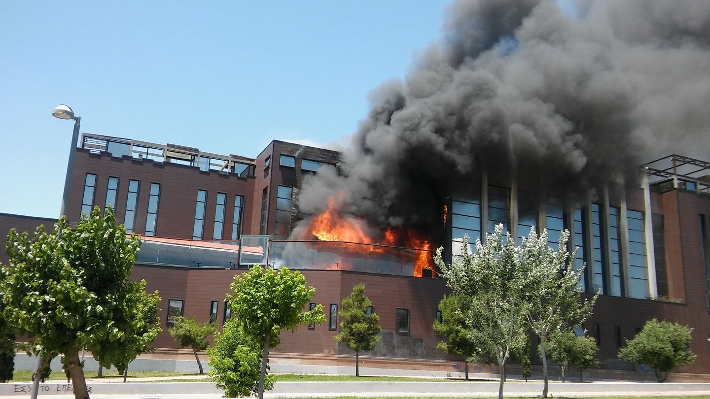 Νέες ΦΩΤΟ από τη φωτιά στο κέντρο της Αθήνας