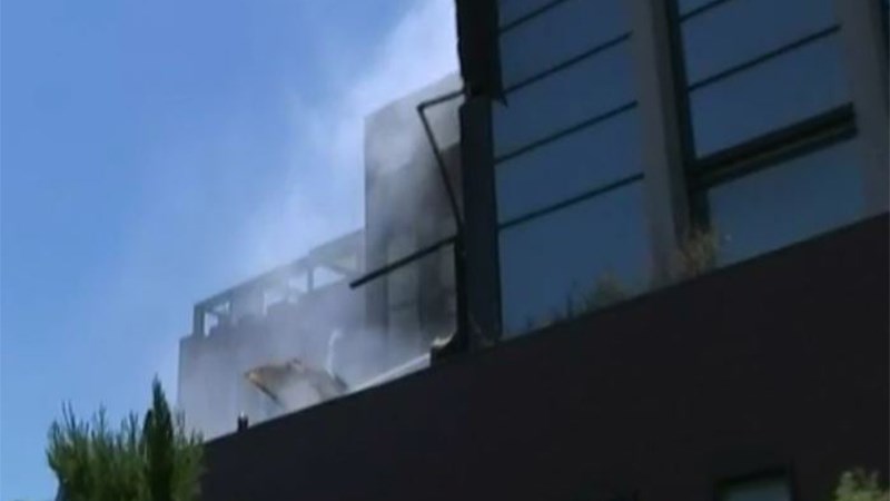 ΒΙΝΤΕΟ από την επιχείρηση κατάσβεσης της φωτιάς στο κέντρο της Αθήνας