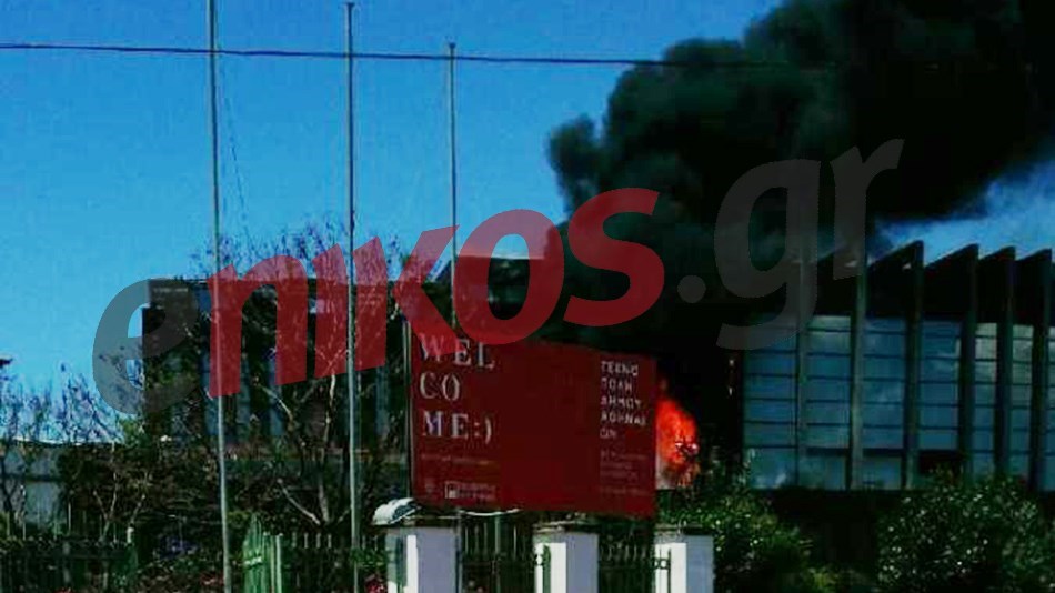 Επιχείρηση απεγκλωβισμού ατόμου από το κτίριο που καίγεται στο κέντρο της Αθήνας