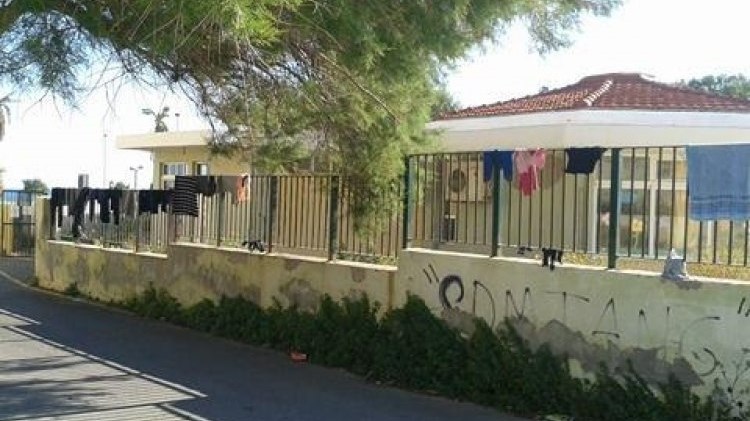 Άπλωσε την μπουγάδα της σε κάγκελα… νηπιαγωγείου – ΦΩΤΟ