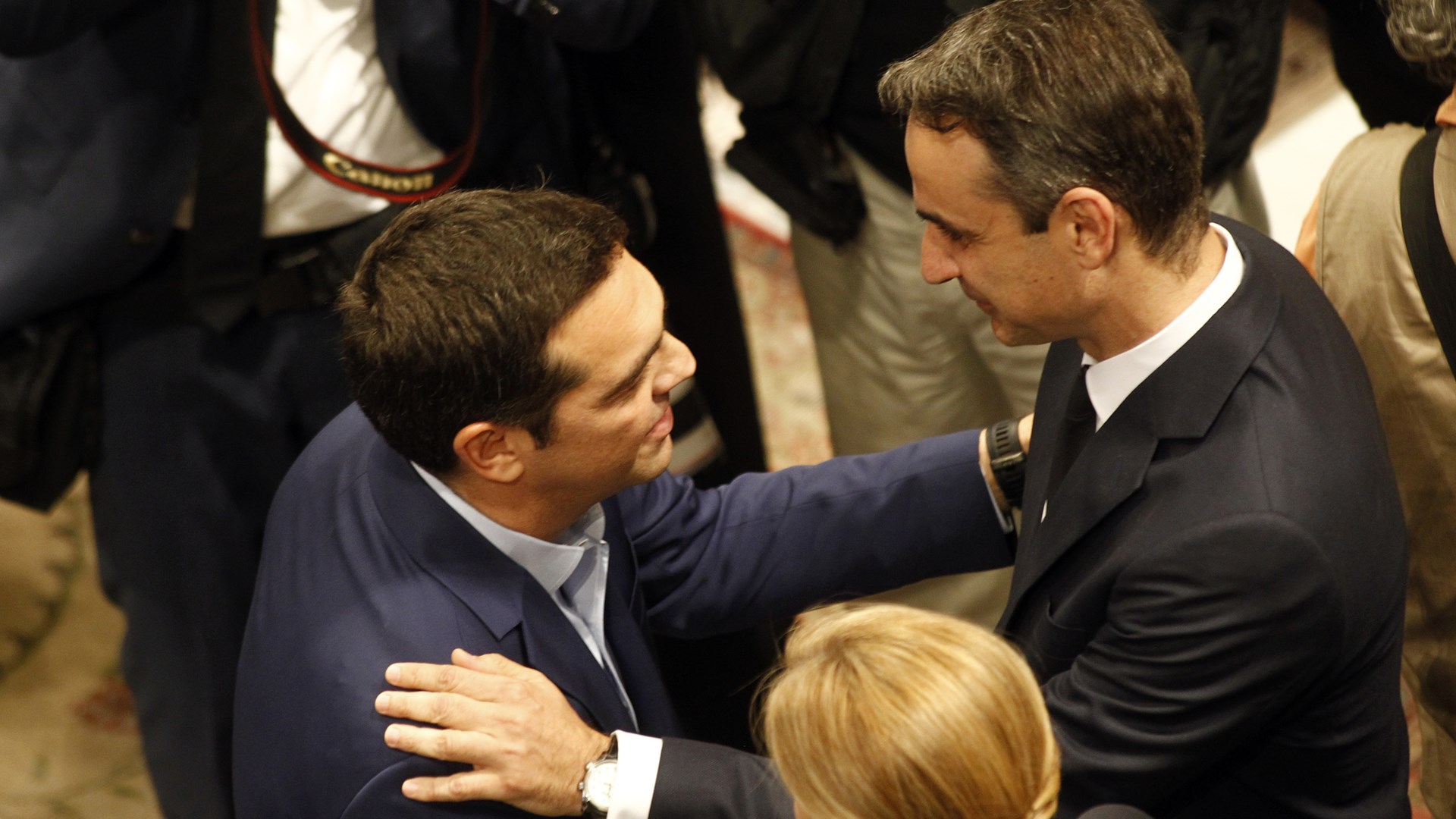 Θερμός χαιρετισμός Τσίπρα – Μητσοτάκη στην εξόδιο ακολουθία – ΦΩΤΟ