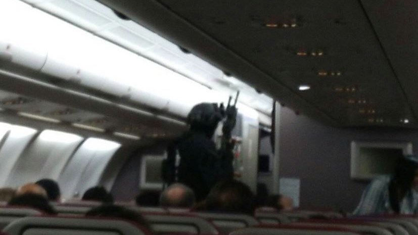 Επιβάτης του αεροσκάφους των Malaysia Airlines ισχυρίζεται ότι έχει εκρηκτικά – ΤΩΡΑ