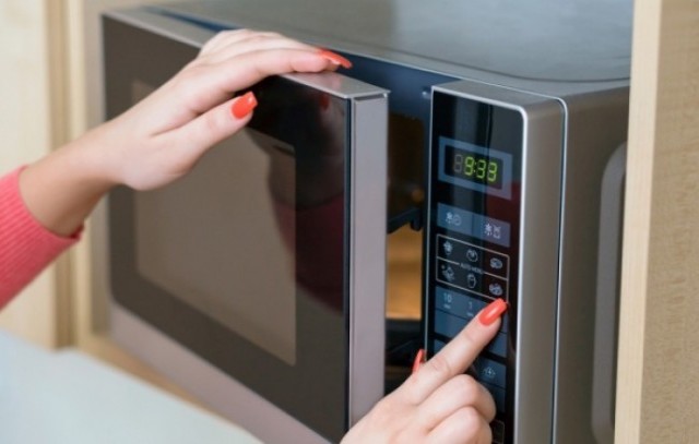 Αυτά είναι τα 8 τρόφιμα που απαγορεύεται να μπουν στο φούρνο μικροκυμάτων