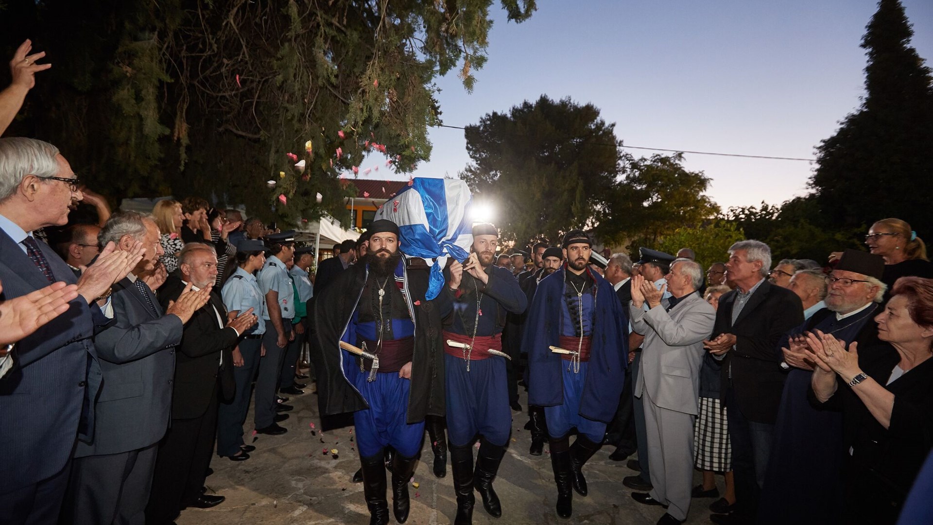 Η συγκινητική υποδοχή της σορού του Κωνσταντίνου Μητσοτάκη στα Χανιά – ΦΩΤΟ