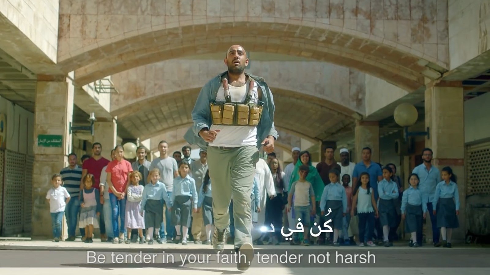 Σάλος με διαφήμιση που έχει πρωταγωνιστή έναν “βομβιστή αυτοκτονίας” – ΒΙΝΤΕΟ