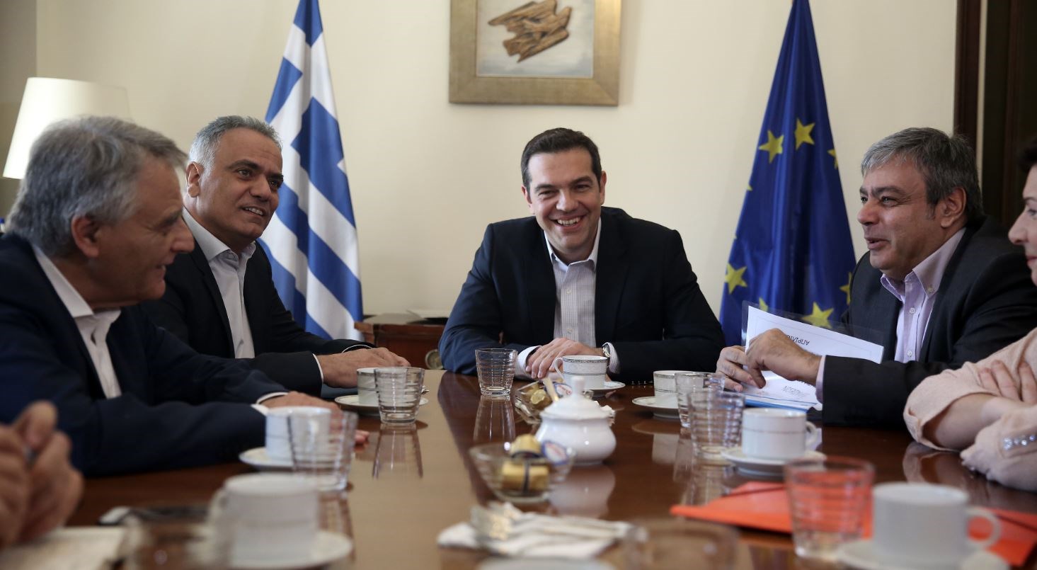 Ο Τσίπρας για το χρέος και τη γραβάτα: Το θέμα είναι να μην φύγω με φέσι