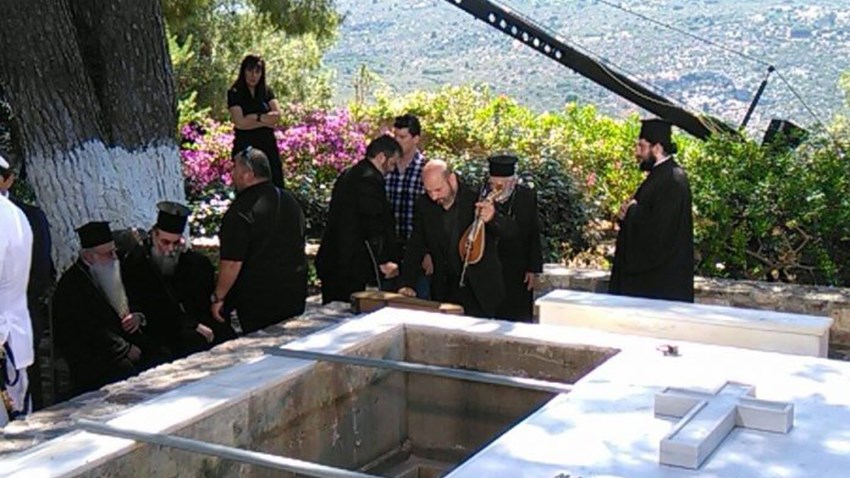 Με ριζίτικα θα αποχαιρετήσουν τον Κωνσταντίνο Μητσοτάκη – ΦΩΤΟ