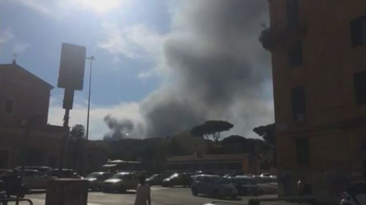 Μεγάλη φωτιά σε μάντρα αυτοκινήτων κοντά στο Βατικανό – ΒΙΝΤΕΟ