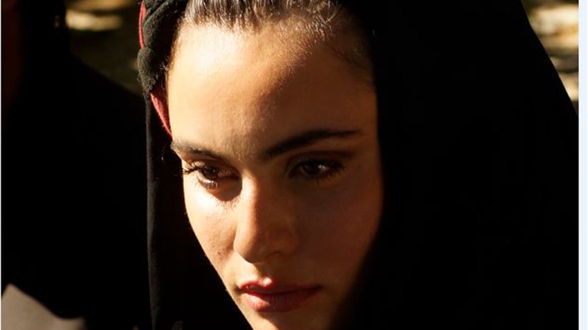 Ποια ήταν η θλιμμένη κοπέλα που συνόδευσε τη σορό του Κωνσταντίνου Μητσοτάκη – ΦΩΤΟ