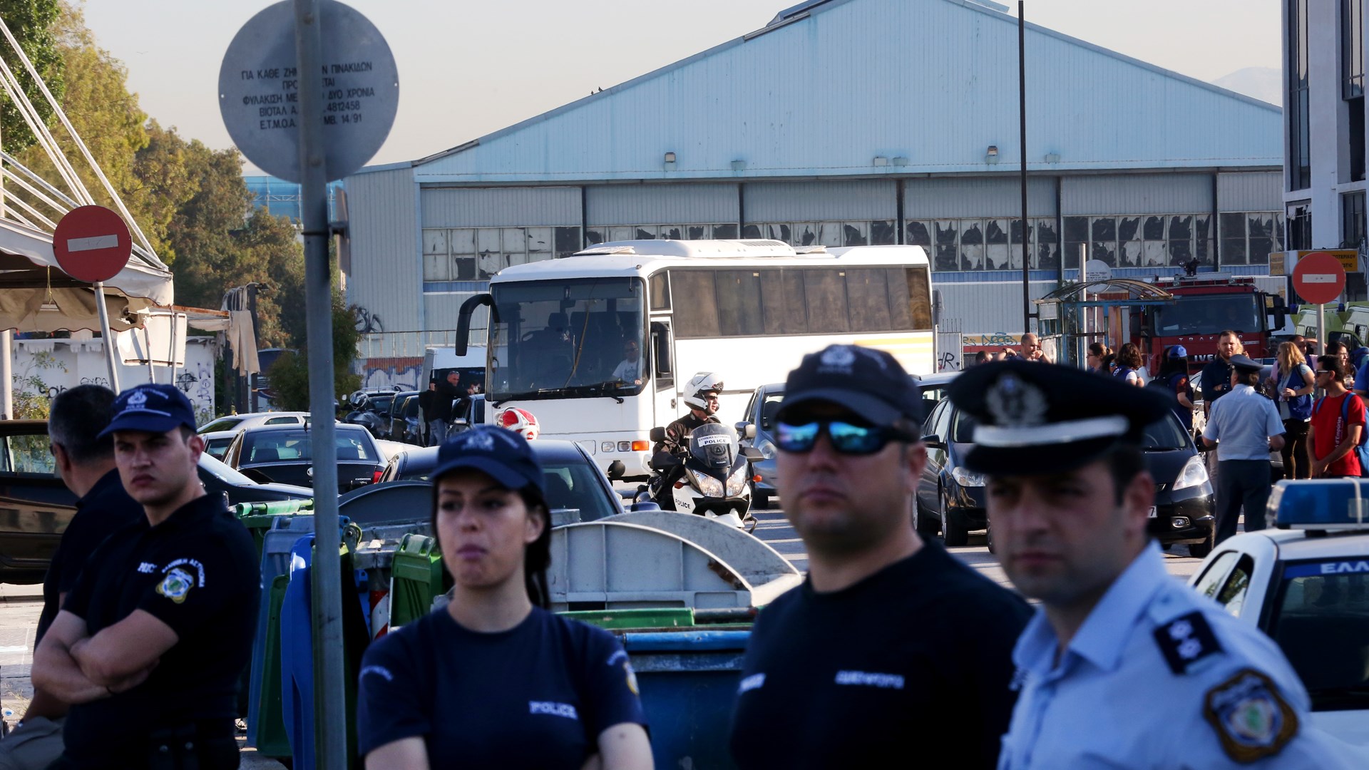 Ελληνικό – Ξεκίνησε η επιβίβαση των προσφύγων στα πούλμαν – ΦΩΤΟ