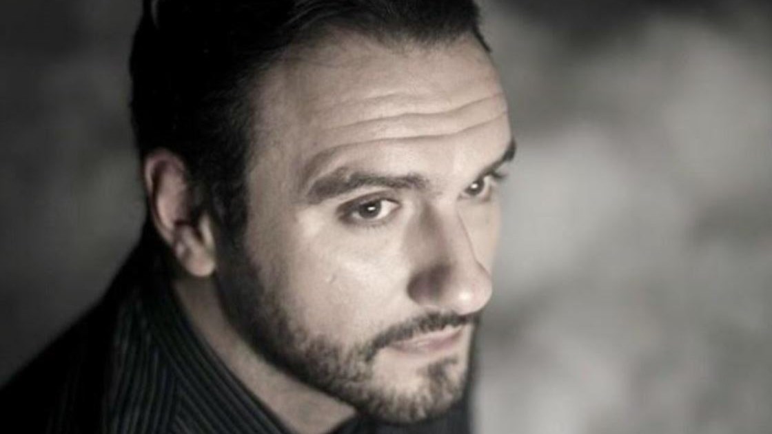 “Έκλεισε” να «ντυθεί» τον Καζαντζίδη ο Μελέτης Ηλίας!