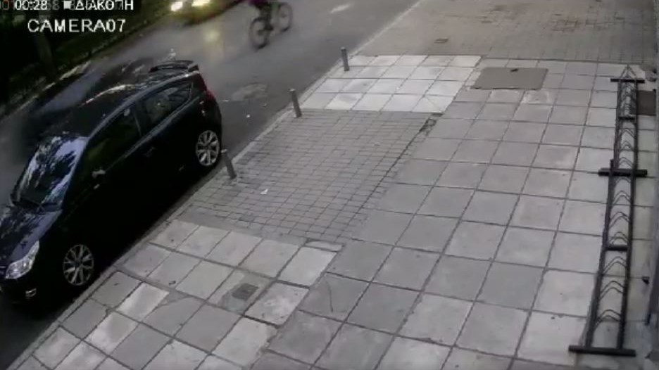 Μητέρα καταγγέλλει ασυνείδητο οδηγό που χτύπησε την κόρη της και την εγκατέλειψε – ΒΙΝΤΕΟ