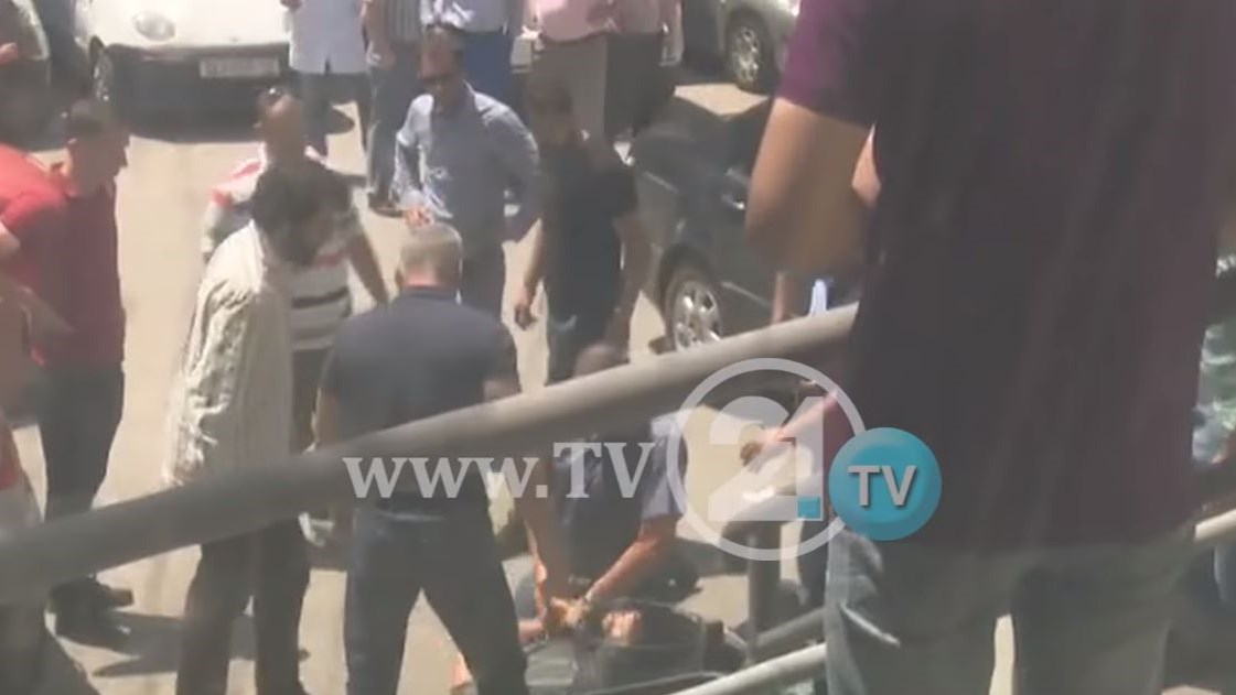 Απόπειρα δολοφονίας υπουργού στα Σκόπια – Η στιγμή της επίθεσης – ΒΙΝΤΕΟ