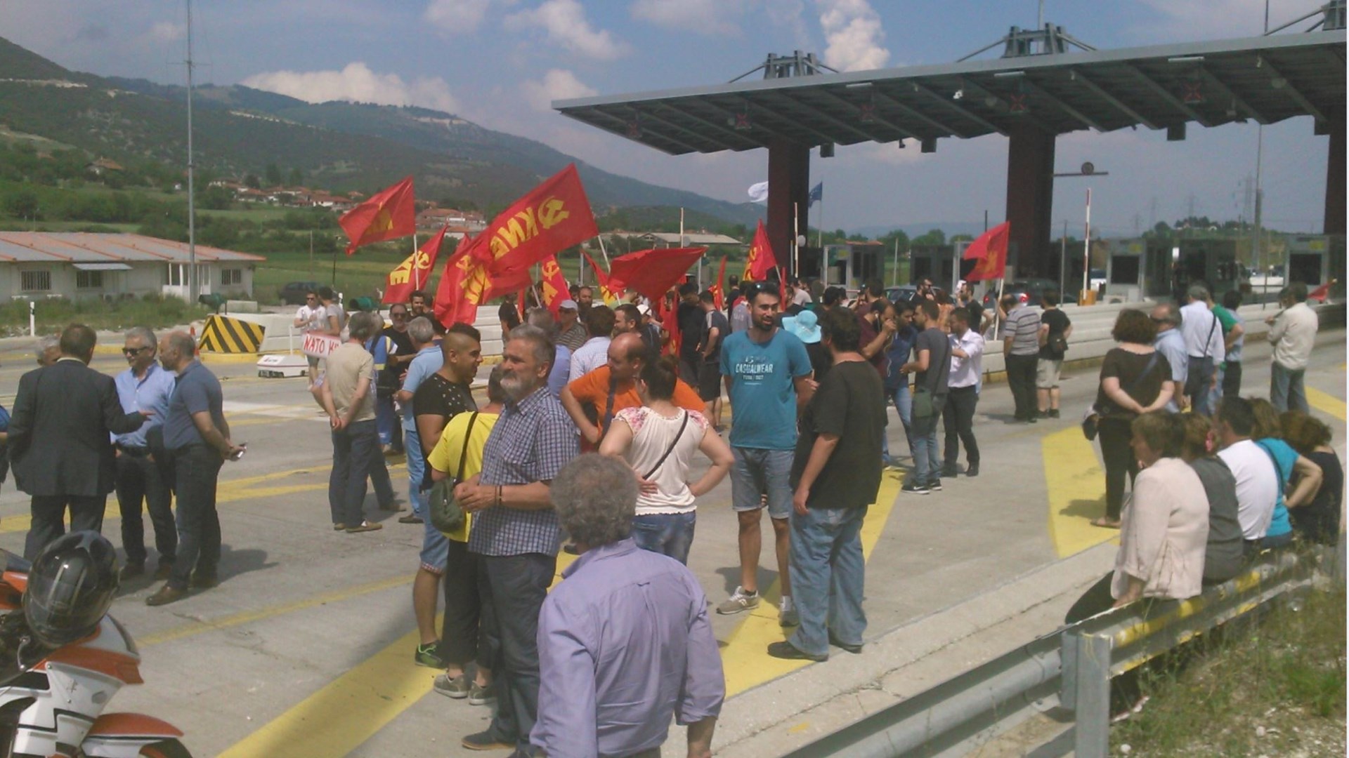 Μπλόκο από μέλη του ΚΚΕ σε δυνάμεις του ΝΑΤΟ στην Κοζάνη – ΦΩΤΟ
