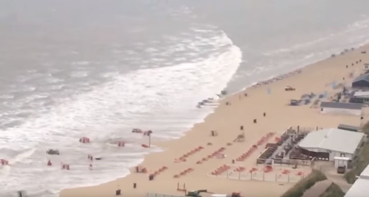 Η στιγμή που μίνι τσουνάμι χτυπά ακτή της Ολλανδίας – ΒΙΝΤΕΟ