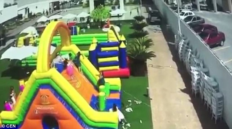 Τρόμος σε παιδότοπο στο Μεξικό – Οι άνεμοι “σήκωσαν” φουσκωτά γεμάτα παιδιά – ΒΙΝΤΕΟ
