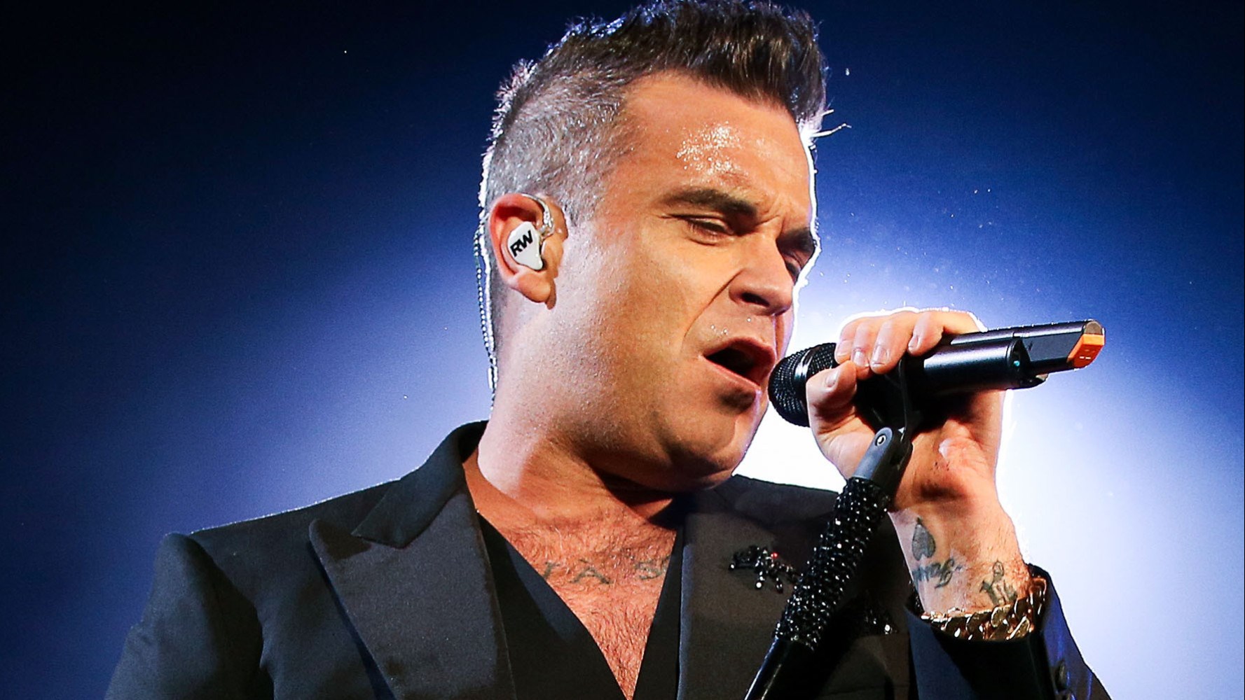 Τα δάκρυα του Robbie Williams στη σκηνή για τα θύματα του Μάντσεστερ – ΒΙΝΤΕΟ