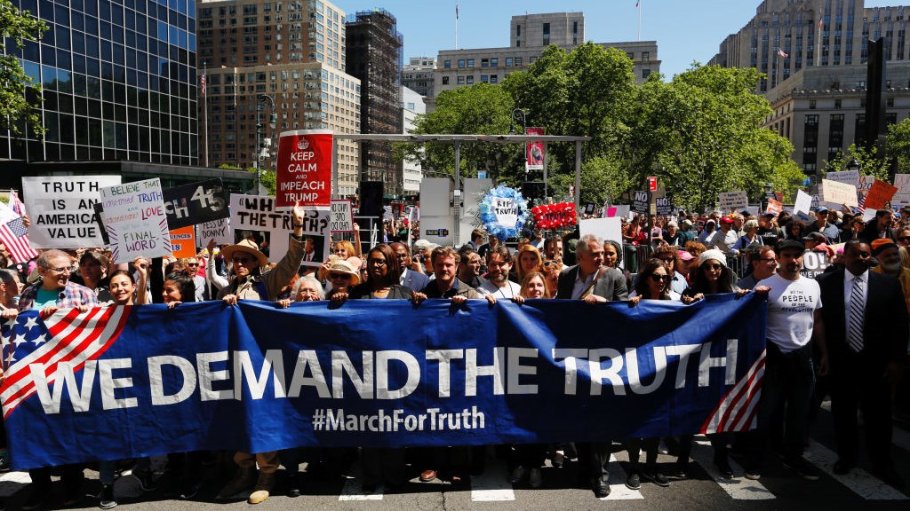 Χιλιάδες διαδηλωτές κατά του Τραμπ ζητούν την αλήθεια για τις σχέσεις με τη Ρωσία