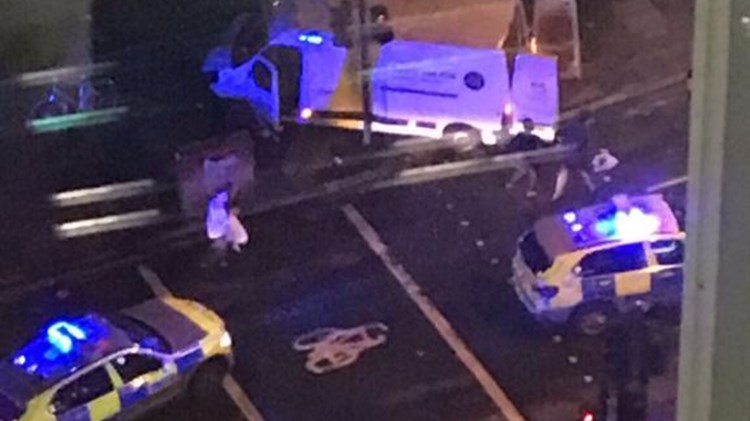 Βαν έπεσε πάνω σε πεζούς στο Λονδίνο – Αναφορές για τουλάχιστον 20 τραυματίες – ΒΙΝΤΕΟ – ΦΩΤΟ