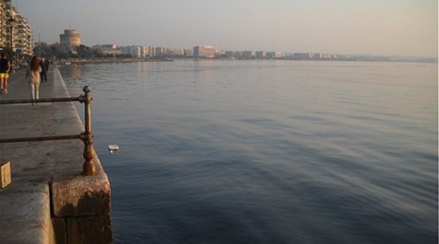 Γυναίκα έπεσε στον Θερμαϊκό