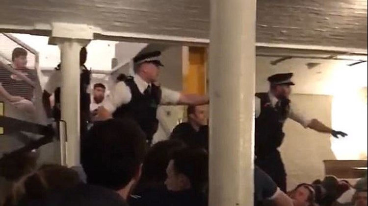 ΒΙΝΤΕΟ – ντοκουμέντο – Αστυνομικοί εισβάλουν σε παμπ μετά την επίθεση και καλούν τον κόσμο να κρυφτεί