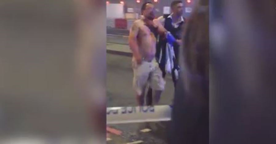 Συγκλονιστικό ΒΙΝΤΕΟ από το Λονδίνο: Μαχαιρωμένος δημοσιογράφος μεταφέρεται στο ασθενοφόρο