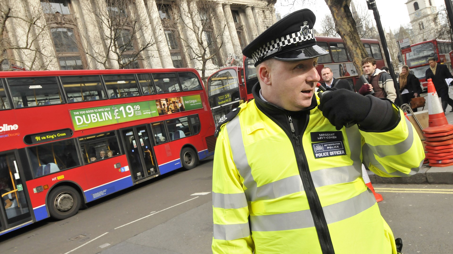 Αστυνομική επιχείρηση στο Ανατολικό Λονδίνο – ΤΩΡΑ