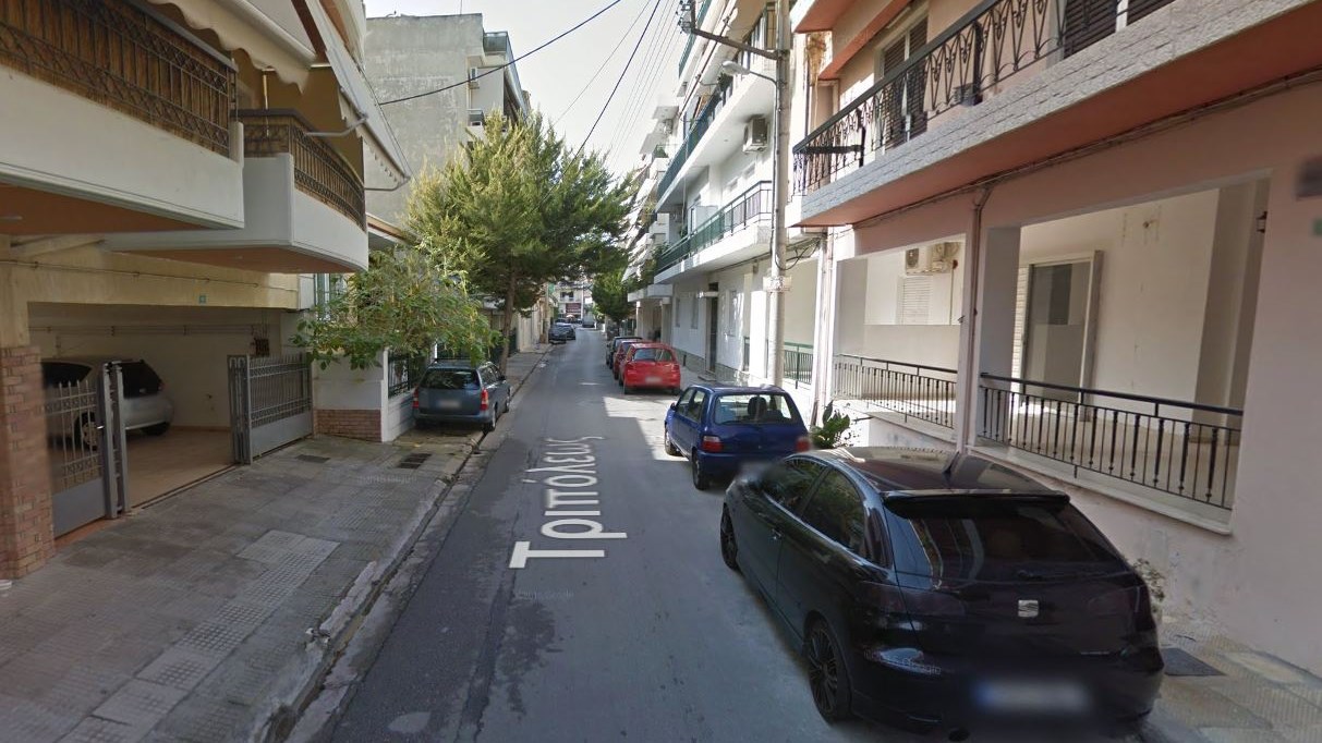 Σοκ στο Ίλιον – Νεαρός που έφερε τραύμα από μαχαίρι έπεσε από τον 3ο όροφο πολυκατοικίας