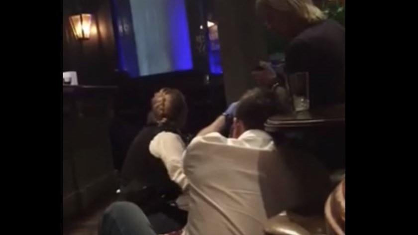 Συγκλονίζει Έλληνας μέσα από παμπ στο Λονδίνο: “Έχω ματώσει…” – ΒΙΝΤΕΟ