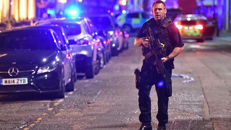 “Οι αστυνομικοί πυροβόλησαν 50 φορές για να εξουδετερώσουν τους δράστες της επίθεσης στο Λονδίνο”
